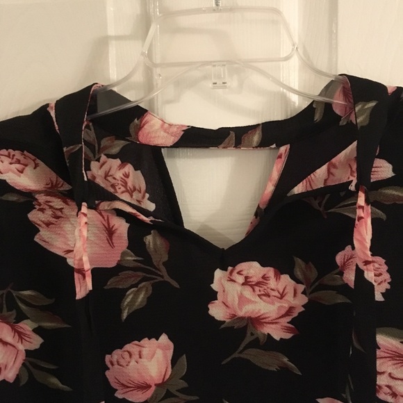 Harve Bernard Black Floral Blouse NWT - Picture 3 of 5